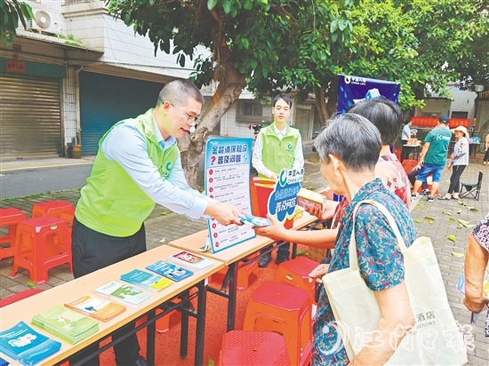 江門(mén)保險(xiǎn)行業(yè)深入一線開(kāi)展保險(xiǎn)知識(shí)宣傳活動(dòng)。