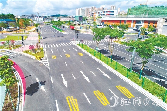 鶴山市大力推動康寧路、朗和路、詠春路、匯源新都道路等多項城市道路建設(shè)工程，聚焦解決新開發(fā)建設(shè)小區(qū)居民的交通出行，以及局部區(qū)域交通擁堵、路網(wǎng)結(jié)構(gòu)不完善等問題。圖為詠春路。