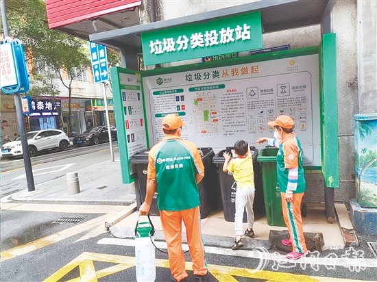 鶴山市大力推進垃圾收集點整改工作，讓生活垃圾分類投放更便捷、規(guī)范。