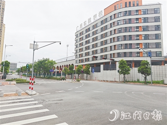 朗和路是前往鶴山市廣旭實驗學(xué)校的重要道路之一，為該校師生提供了良好的出行環(huán)境。