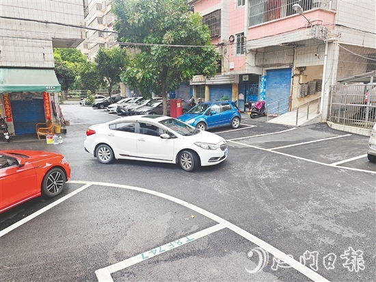 屏苑一區(qū)經(jīng)過升級改造，小區(qū)內(nèi)部道路全部鋪設(shè)瀝青，停車位用清晰標(biāo)線劃分。