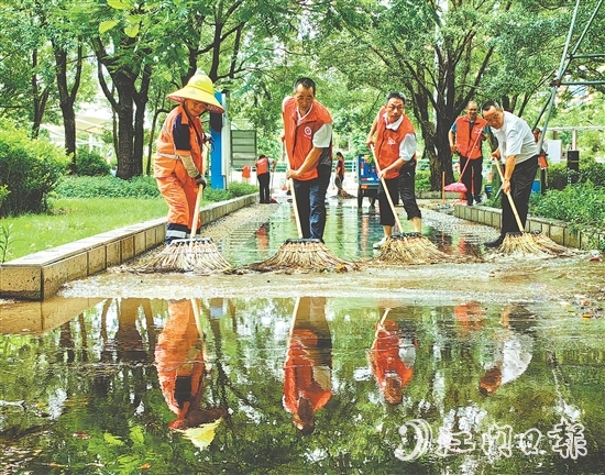 新會(huì)區(qū)各級(jí)黨組織黨員干部深入基層一線，全力做好防蚊滅蚊工作。