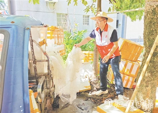 黨員干部、志愿者對房前屋后、背街小巷等蚊蟲易孳生地進(jìn)行排查。