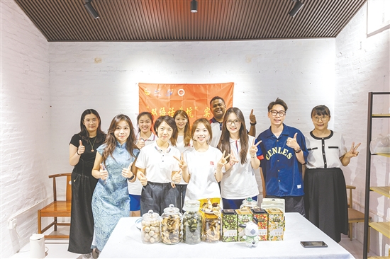五邑大學(xué)的“雙語(yǔ)話茶坑”實(shí)踐團(tuán)利用雙語(yǔ)直播為新會(huì)區(qū)茶坑村的鄉(xiāng)土特產(chǎn)打開銷路。
