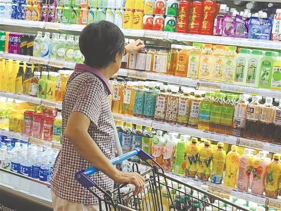各大超市、便利店的貨架醒目位置上擺放著瓶裝草本茶飲。