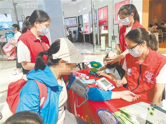 活動現(xiàn)場，醫(yī)護人員為市民量血壓。