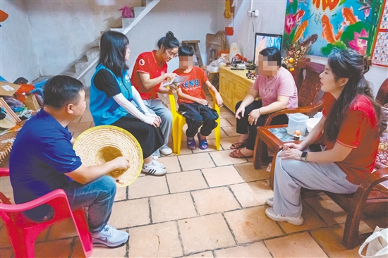 五邑大學學生走進困難家庭宣講助學政策。