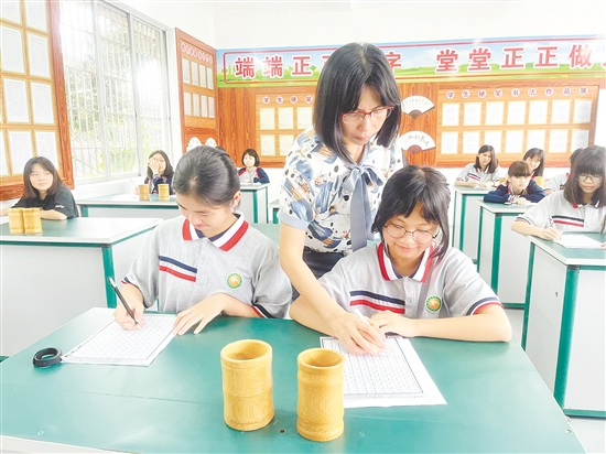 書(shū)法課上，孩子們端正坐姿，學(xué)習(xí)規(guī)范書(shū)寫(xiě)。