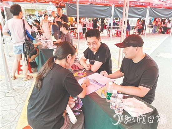 招聘會吸引了不少本地青年返鄉(xiāng)求職，其中既有剛畢業(yè)的應(yīng)屆生，也不乏待業(yè)數(shù)月的年輕人。