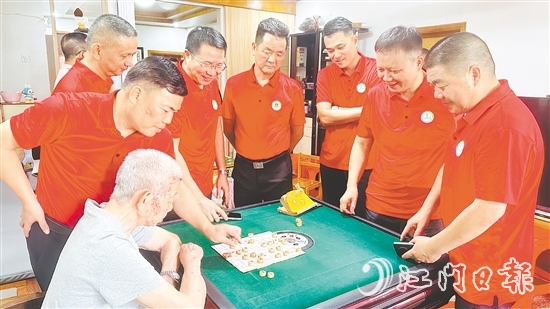 長沙商會(huì)會(huì)員與老兵下象棋。