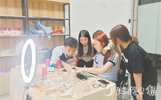 為推廣好開平本地農(nóng)產(chǎn)品，“赤貨先鋒隊(duì)”隊(duì)員們編寫直播腳本，反復(fù)打磨話術(shù)，確保直播效果良好。受訪者供圖