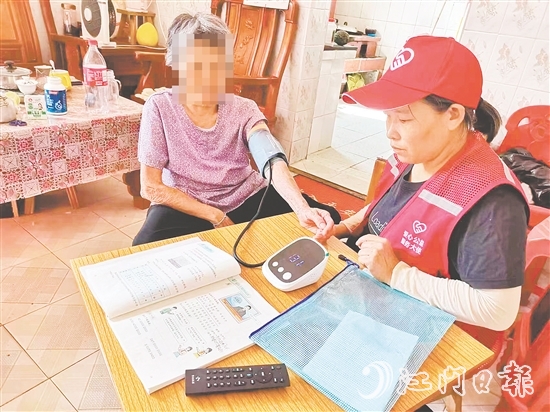 愛心服務隊上門探訪老人。