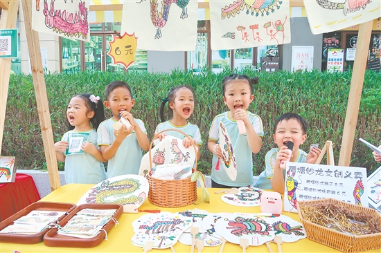 集市現(xiàn)場(chǎng)氣氛熱烈，“小掌柜”們熱情叫賣。