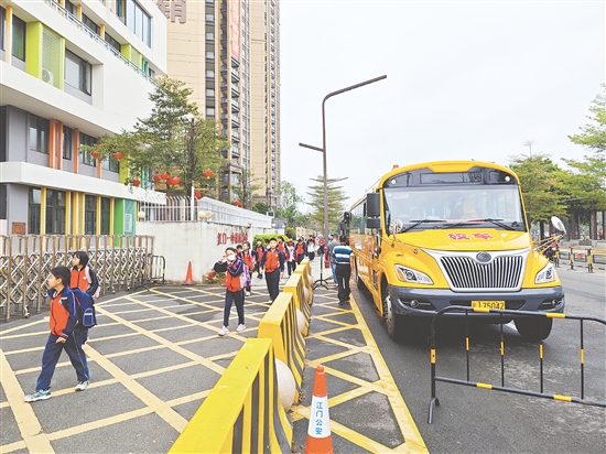 江門一中附屬小學(xué)校園定制公交接送學(xué)生準(zhǔn)時(shí)上下學(xué)。