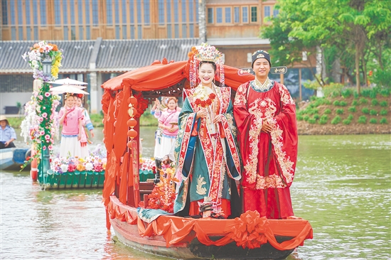 《嶺南水上婚禮》讓游客沉浸式體驗(yàn)“花船迎親、拜堂成禮”的傳統(tǒng)風(fēng)俗。