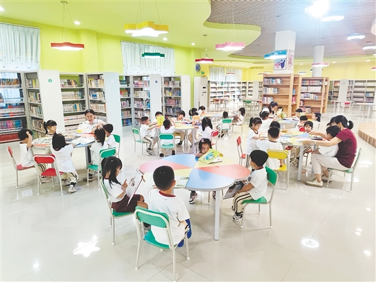 暑假期間，開平市圖書館閱覽室“一座難求”。
