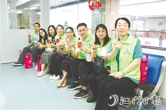 中國人壽江門分公司的保險從業(yè)人員組團參加獻血活動。