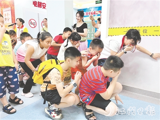孩子們參加火災逃生演練。