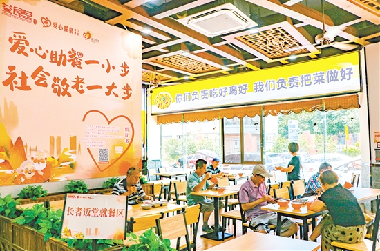 益民大眾自助食堂是蓬江區(qū)“益食堂”長者飯?zhí)蒙鐣\(yùn)行試點(diǎn)，進(jìn)一步擴(kuò)大了老年助餐服務(wù)供給。劉淑君