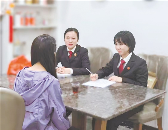 法官通過(guò)“家庭式”詢問(wèn)，對(duì)雙方離婚后如何關(guān)心愛(ài)護(hù)孩子成長(zhǎng)等進(jìn)行家庭教育。