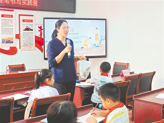 新會(huì)區(qū)博物館工作人員為學(xué)生們帶來別開生面的考古繪圖課。