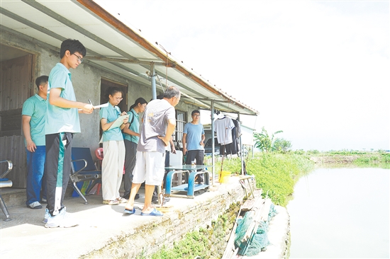 突擊隊(duì)深入青蟹養(yǎng)殖基地，摸清當(dāng)?shù)仞B(yǎng)殖難點(diǎn)痛點(diǎn)。