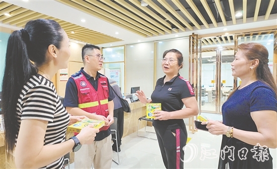 蓬江區(qū)迅速組織協(xié)調(diào)各鎮(zhèn)（街）、村（社區(qū)）力量，把捐贈(zèng)物資投放到全區(qū)防控一線。圖為居民在天福社區(qū)領(lǐng)取防蚊產(chǎn)品。