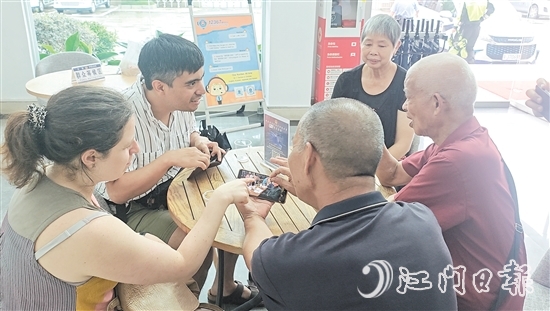 徐慶賢（左二）與親人分享生活趣事。