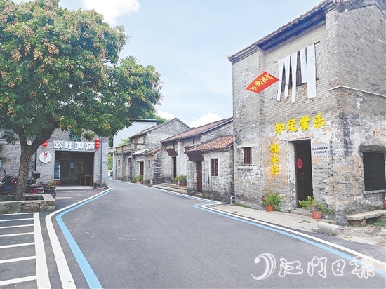 過(guò)去閑置的古樸青磚屋掛上了商鋪招牌，以新面貌迎接來(lái)客。