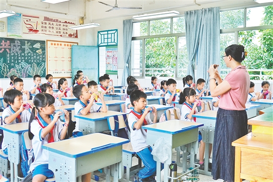 學生通過學習吹奏陶笛，提升感受美、鑒賞美、創(chuàng)作美的能力。