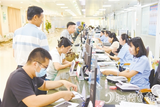 恩平市行政服務中心從“小切口”入手破解政務服務難題，持續(xù)推動政務服務效能提升，讓企業(yè)和群眾切實感受到貼心便捷的服務。