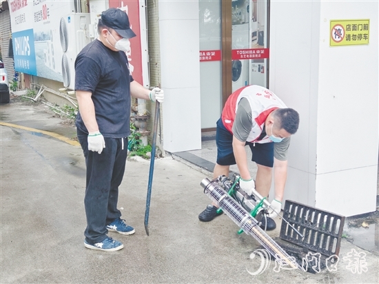 8月2日下午，恩城街道黨員志愿服務(wù)隊(duì)開展消殺行動(dòng)。