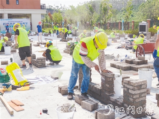 鄉(xiāng)村建設(shè)工匠職業(yè)技能競(jìng)賽現(xiàn)場(chǎng)，參賽選手根據(jù)圖紙壘起磚墻。