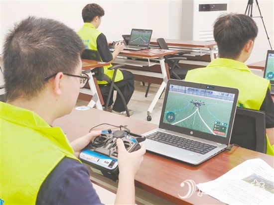 在無(wú)人機(jī)操作技術(shù)職業(yè)技能競(jìng)賽低空飛行項(xiàng)目中，選手們熟練地操控?zé)o人機(jī)穿越多個(gè)圓形障礙。