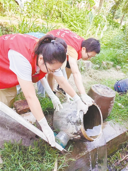 工作人員清除蚊子孳生地。