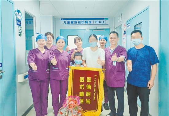 溺水男童和家人為醫(yī)護(hù)人員送錦旗。