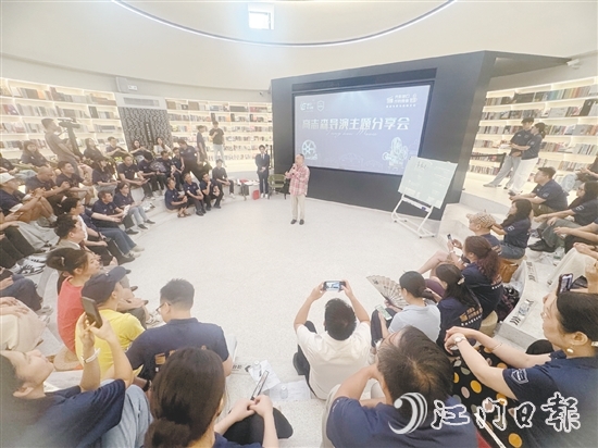 8月2-3日，高志森為大灣區(qū)80余位電影從業(yè)者、青年導(dǎo)演編劇、文旅專家及“僑鄉(xiāng)新大眾文藝社”創(chuàng)作代表帶來三場深度主題分享。