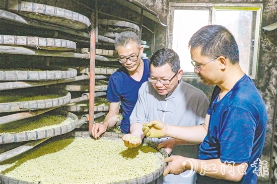 陳杰（中）深耕調味品行業(yè)30年，帶領團隊攻克多個技術難題，為企業(yè)發(fā)展打下堅實基礎。