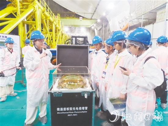 學(xué)生們步入直徑35米的球形探測器核心區(qū)，聆聽廣東省研學(xué)旅行協(xié)會研學(xué)導(dǎo)師賴茵茵講述江門中微子實(shí)驗室建設(shè)過程中的故事。