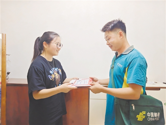 家住蓬江區(qū)江僑路的考生謝雨軒（左）收到了五邑大學(xué)錄取通知書(shū)。