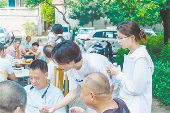 學生深入一線與群眾溝通。