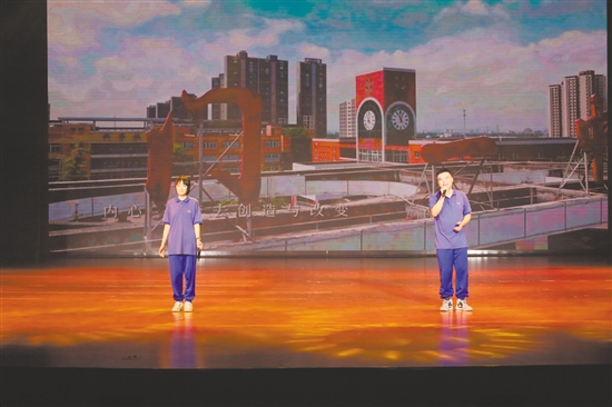 校友代表穿上“藍(lán)精靈”校服傾情獻(xiàn)唱。