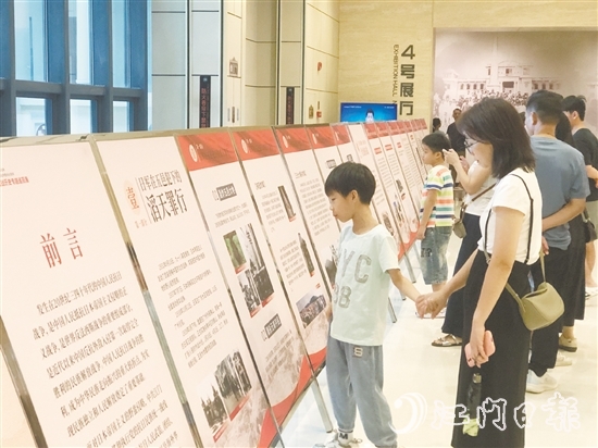 市民參觀展覽，從英雄事跡中汲取愛國愛鄉(xiāng)的精神力量。