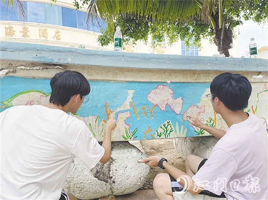 經(jīng)過大學生的精心設計和巧妙繪制，廢棄漁船重新煥發(fā)出生命力。