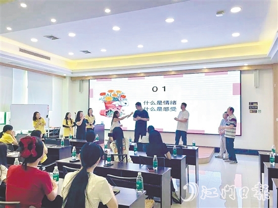 活動(dòng)中，職工通過(guò)游戲掌握心理調(diào)節(jié)方法。