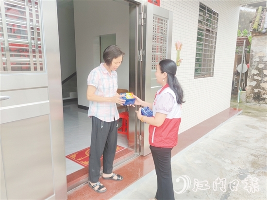 黨員志愿者為群眾免費發(fā)放防蚊滅蚊物資。