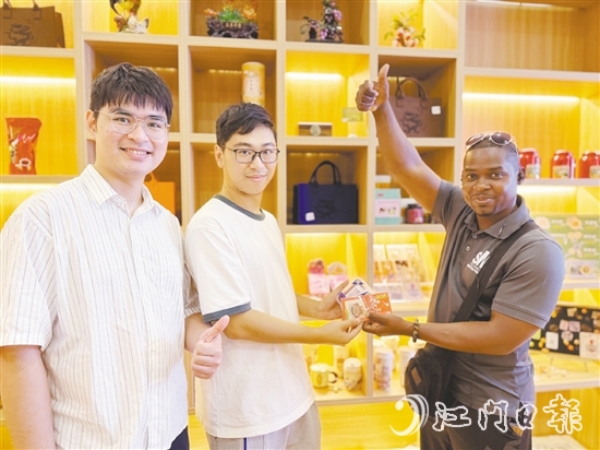 外國游客點贊臺山特色文創(chuàng)產(chǎn)品。