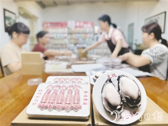 海鮮與美食主題文創(chuàng)新品將臺山蠔的飽滿、瀨尿蝦的靈動濃縮于方寸之間。