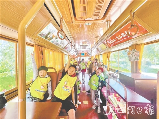 暑假期間，鐺鐺車(chē)吸引不少參加研學(xué)的學(xué)生乘坐。
