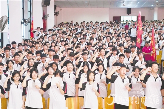 全體高三學(xué)子進(jìn)行宣誓。